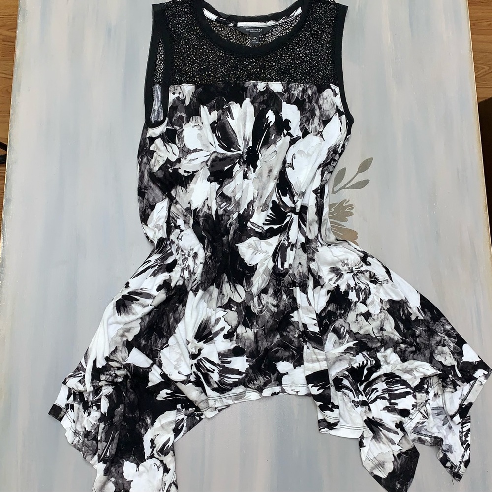 💕NWOT Simply Vera gray and black flower tank
